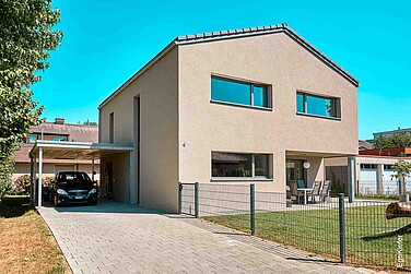 Aussenaufnahme eines Einfamilienhauses in einem familienfreundlichen Quartier