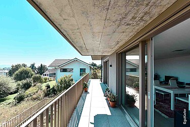 Aussenaufnahme vom Balkon aus, Hebeschiebetüre aus Kunststoff/Aluminium geöffnet