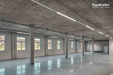 Innenaufnahme, leere Produktionhalle der Lanz-Anliker AG in Rohrbach, links im Bild sind EgoKiefer Holz/Aluminium-Fenster EgoAllstar sichtbar