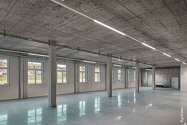 Innenaufnahme, leere Produktionhalle der Lanz-Anliker AG in Rohrbach, links im Bild sind EgoKiefer Holz/Aluminium-Fenster EgoAllstar sichtbar