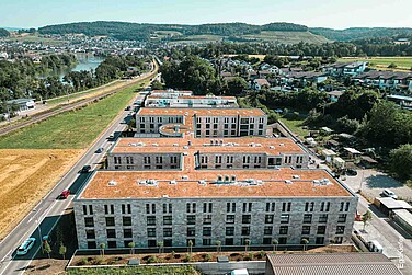 Der Gäbäudekomplex des Aparthotels mit drei rechtwinckligen, parallel zueinander angeordneten Baukörpern