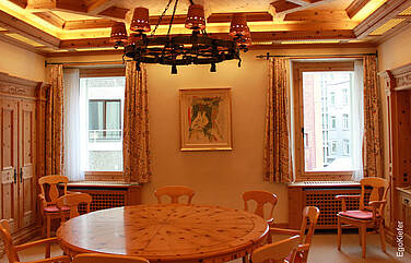Gemeindehaus St. Moritz, Innenaufnahme mit zwei Fenstern