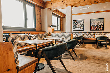 Innenaufnahme im Panoramic Restaurant des Alpenresort FAERN in Arosa, links zwei 2-flüglige Holz/Aluminium-Fenster sichtbar