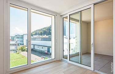 Vista interna della loggia, finestre e porta scorrevole a sollevamento visibili, complesso Grossmatte West, Littau/Lucerna