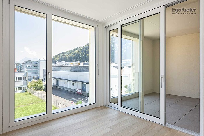 Vista interna della loggia, finestre e porta scorrevole a sollevamento visibili, complesso Grossmatte West, Littau/Lucerna