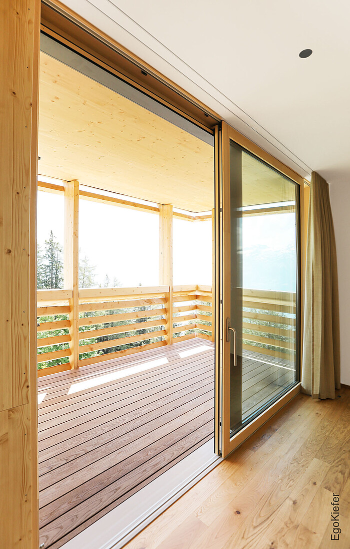 Photographie de l'intérieur d'une porte coulissante à levage, Clinicum Alpinum, clinique spécialisée en psychiatrie à Triesenberg