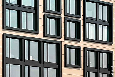 Aussenaufnahme mit Fensterfront, Gewerbehaus Schützenwiese, Kriessern