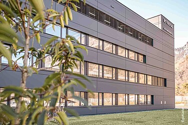 Aussenaufnahme vom Produktionsgebäude BC-Tech AG in Domat/Ems