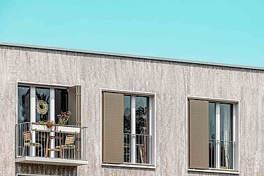 Detailaufnahme eines Mehrfamilienhause Huebergasse in Bern mit drei Kunststoff-Fenstern im Bild