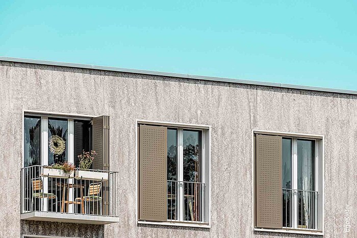 [Translate to fr-ch:] Detailaufnahme eines Mehrfamilienhause Huebergasse in Bern mit drei Kunstsoff-Fenstern im Bild