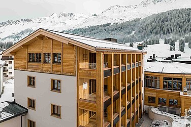 Aussenaufnahme des Hauses "Tgiasa Principala" des Valbella Resorts in Valbella, Winterstimmung