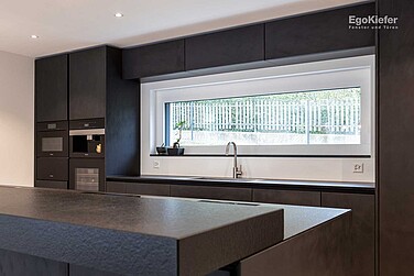 Innenaufnahme des Holz/Aluminium-Fensters in der Küche, festverglast