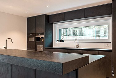 Innenaufnahme des Holz/Aluminium-Fensters in der Küche, festverglast