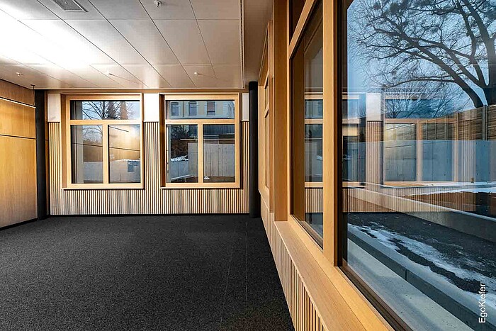 Vista interna della conversione di Clientis Biene Bank, con finestra in legno/alluminio EgoAllstar in uso