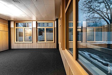 Innenaufnahme Umbau Clientis Biene Bank, Holz/Aluminium-Fenster EgoAllstar im Einsatz