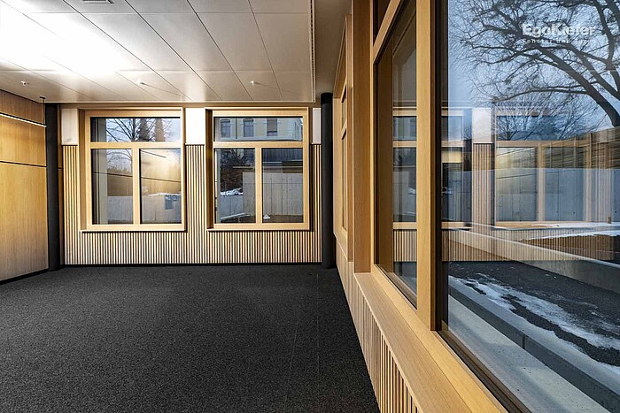 Vista interna della conversione di Clientis Biene Bank, con finestra in legno/alluminio EgoAllstar in uso