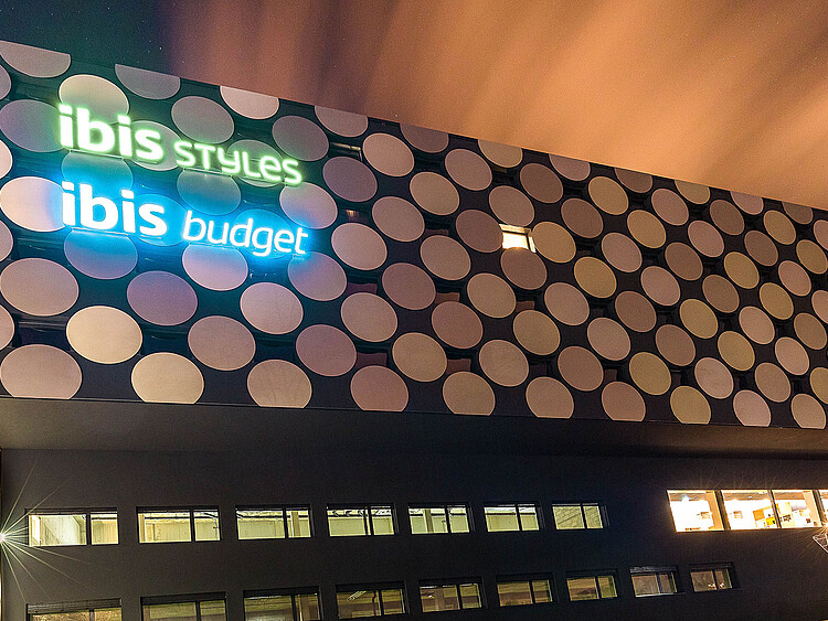 Aussenaufnahme, Hotel Ibis, Genève, beleuchtet