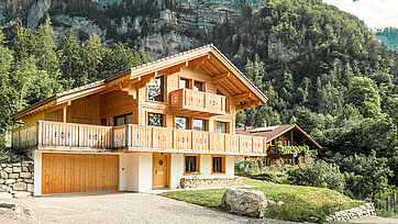 Attraktives Holzhaus in Schwanden, im Hintergrund eine imponierende Naturkulisse