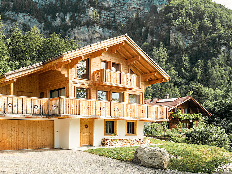 Attraente casa in legno a Schwanden, con un impressionante sfondo naturale sullo sfondo