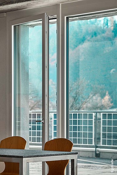 Neubau Lanz-Anliker AG in Rohrbach, Innenaufnahme, ein offener Fensterflügel eines Holz/Aluminium-Fensters EgoAllstar sichtbar