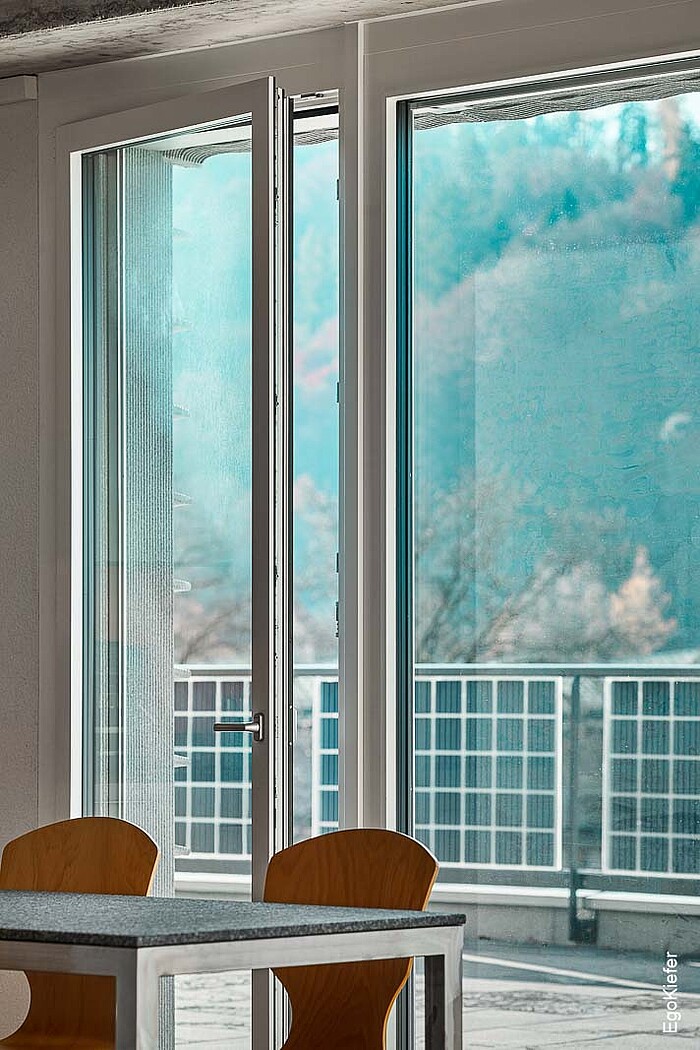 Nouveau bâtiment Lanz-Anliker AG à Rohrbach, photo d'intérieur, un battant de fenêtre ouvert d'une fenêtre bois/aluminium EgoAllstar visible