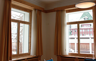 Gemeindehaus St. Moritz, Innenaufnahme mit zwei Fenstern