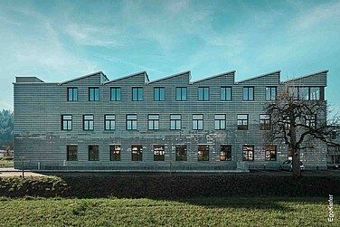 Aussenansicht frontal des Neubaus der Lanz-Anliker AG in Rohrbach mit EgoAllstar Holz/Aluminium-Fenstern von EgoKiefer