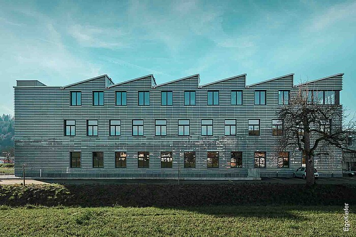 Vue extérieure de la façade du nouveau bâtiment de Lanz-Anliker AG à Rohrbach avec les fenêtres bois/aluminium EgoAllstar d'EgoKiefer