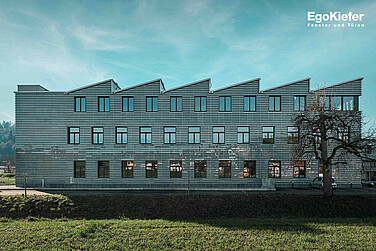 Aussenansicht frontal des Neubaus der Lanz-Anliker AG in Rohrbach mit EgoAllstar Holz/Aluminium-Fenstern von EgoKiefer