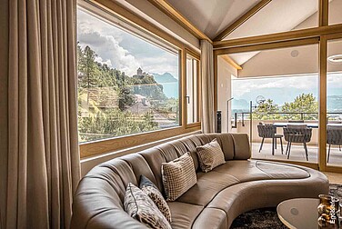 Innenaufnahme des Wohnzimmers des EFH/Villa Liechtenstein mit EgoKiefer Holz/Aluminium-Fenstern EgoSelection