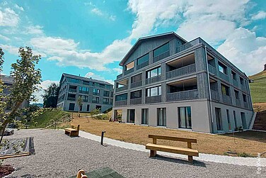 Aussenaufnahme der Wohnüberbauung "Ochsenwies" in Waldstatt AR, zwei Mehrfamilienhäuser sichtbar