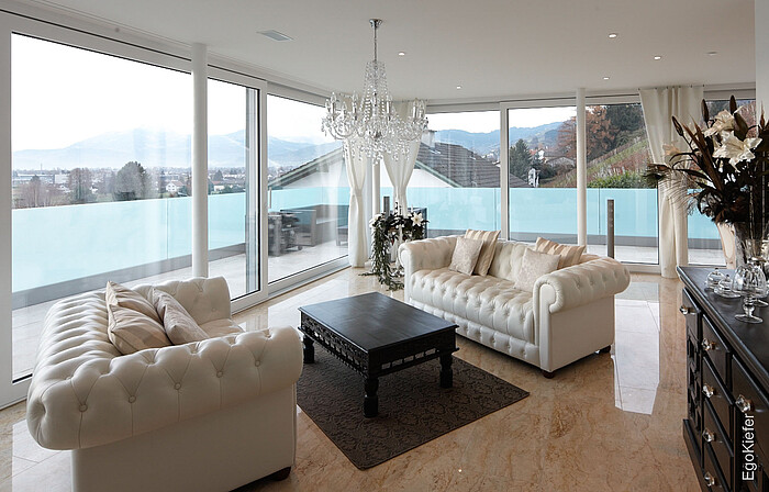 Innenaufnahme Wohnzimmer Terrasenhaus Weiersegg Balgach, grosse Hebeschiebetüren sichtbar