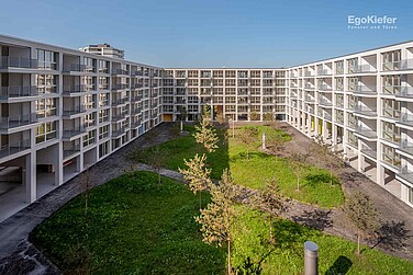 Aussenaufnahme vom Neubau Wohn- und Geschäftsüberbauung «Gartenhof, Luzern-Littau» mit riesigem Innenhof