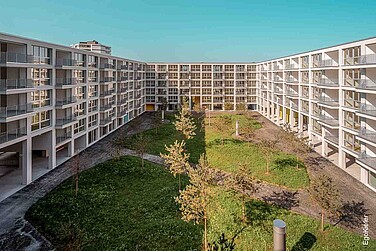 Aussenaufnahme vom Neubau Wohn- und Geschäftsüberbauung «Gartenhof, Luzern-Littau» mit riesigem Innenhof