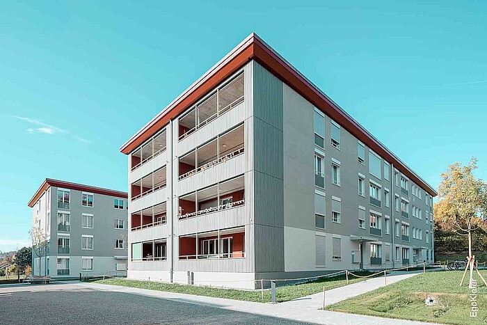  Vista della facciata e del design esterno del complesso residenziale Scheidegg a Steffisburg, nei pressi di Berna