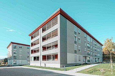  Vista della facciata e del design esterno del complesso residenziale Scheidegg a Steffisburg, nei pressi di Berna