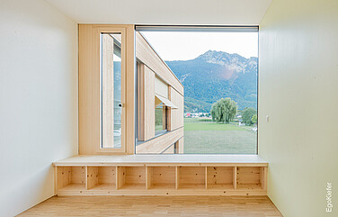 Fotografia interna di una finestra in legno/alluminio EgoAllstar, nuovo edificio Fondation "La Chaloupe", Collombey 