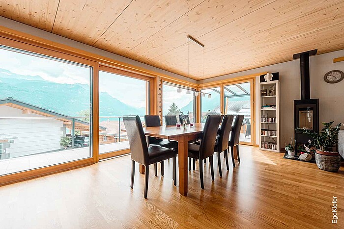 Innenaufnahme, Sicht aus dem Wohnzimmer, Einfamilienhaus, Holzbau in Brienz