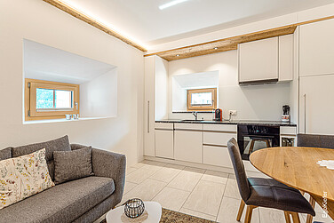 Ferienwohnung "Chasa Pütvia", Aufnahme im Wohnzimmer und Küche mit zwei Fenstern im Bild