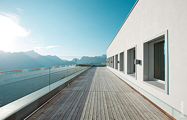 Aussenaufnahme von der Terasse, Bergrestaurant Muottas Muragl, Fensterfront sichtbar