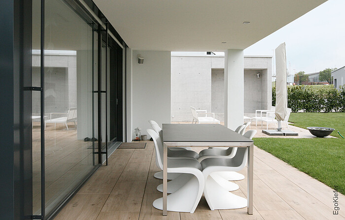 Foto dell'esterno di una casa unifamiliare a Wil, porta scorrevole a sollevamento in colore scuro