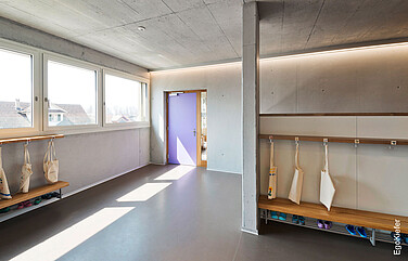 Neubau Kindergarten Kerns, Innenaufnahme Gardarobe, Fenster sichtbar
