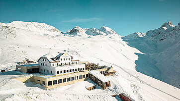 Luftaufnahme Bergrestaurant Muottas Muragl im Winter, Berge im Hintergrund