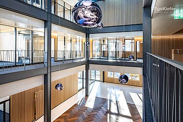 Innenaufnahme Umbau Clientis Biene Bank, mit einem grossen transparenten Lichthof im Inneren des Gebäudes