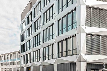 Aussenaufnahme der neuen Halle 16, Fassade mit Holz/Aluminium-Fenstern EgoAllstar
