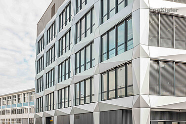 Photo extérieure de la nouvelle halle 16, façade avec fenêtres en bois/aluminium EgoAllstar