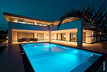 EFH (Villa) Steinach, Aussenaufnahme mit Dämmerungsstimmung, Swimming-Pool sichtbar
