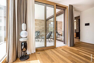 Innenaufnahme aus dem Schlafzimmer des EFH/Villa in Liechtenstein, Hebeschiebetüre sichtbar