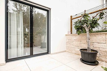 Aussenaufnahme eines zweiflügligen Holz/Aluminium-Fensters EgoSelectionPlus, dank Stufenglas sind von aussen keine Aluminiumprofile sichtbar