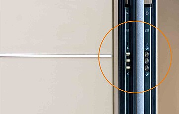 Photo Passage de câble câblé dans le tablier de la porte